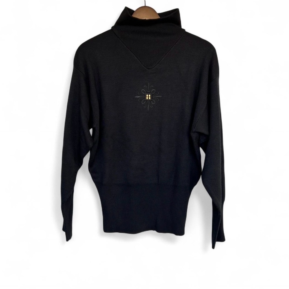 Black vintage 90s turtleneck sweater with embroidered logo. Size M #turtleneck